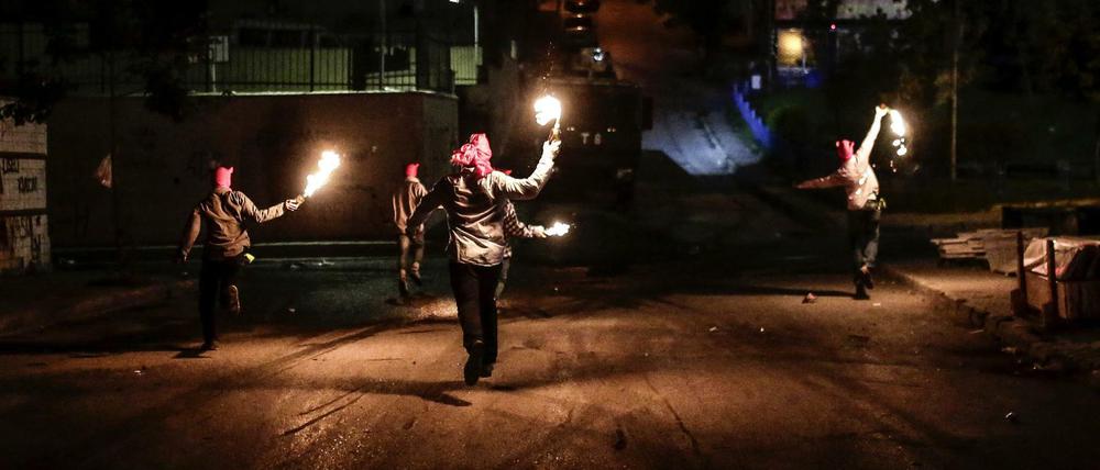 Linksextreme Aktivisten bewerfen Polizisten mit Molotow-Kocktails, als diese eine Demonstration in Istanbul auflösen wollen. Die Türkei ist ein gespaltenes Land.
