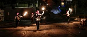 Linksextreme Aktivisten bewerfen Polizisten mit Molotow-Kocktails, als diese eine Demonstration in Istanbul auflösen wollen. Die Türkei ist ein gespaltenes Land.