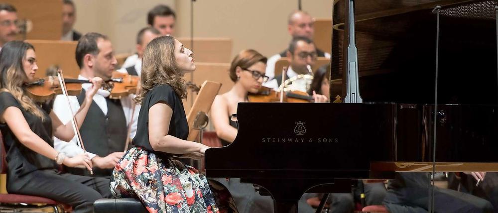 Am Klavier: Dudana Mazmanishvili, die Kulturbotschafterin Georgiens in Deutschland.