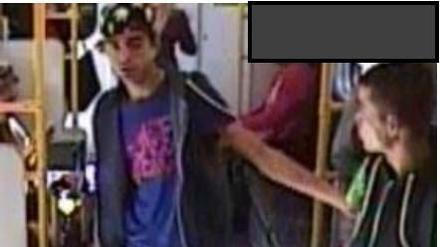 Die mutmaßlichen Räuber in einer U-Bahn.