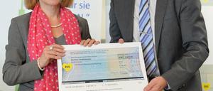 Fetter Scheck für den guten Zweck: BVG-Chefin Sigrid Nikutta (l.) und Vorstand der Stadtmission Martin Zwick (r.) bei der Übergabe.