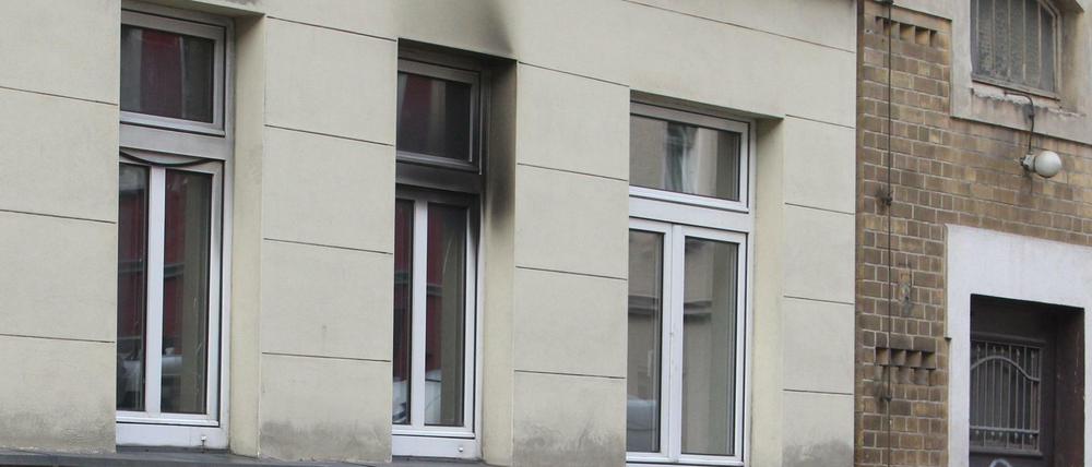 An einem Haus in Leipzig sind die Spuren eines Feuers zu sehen. Ein unbekannter Täter hatte dort in der Nacht zu Mittwoch einen Brandsatz in die geplante Flüchtlingsunterkunft geworfen. 