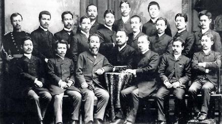 Ein Gruppenfoto japanischer Ärzte in Berlin.