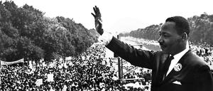 Bürgerrechtler Martin Luther King bei der Großkundgebung vom 28. August 1963 am Lincoln Memorial in Washington. Mehr 200.000 Menschen demonstrierten gegen die rassistische Benachteiligung der afroamerikanischen Bevölkerung. Höhepunkt der Versammlung war Kings berühmte Rede "I have a dream", in der er die Vision einer Gesellschaft gleichberechtiger Bürger beschwor, in der die Hautfarbe keine Rolle mehr spielt.