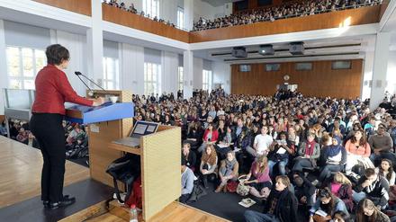 Eine Professorin spricht vor Studierenden im Hörsaal.