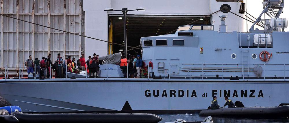 Mindestens sieben Hilfsschiffe seien an den Rettungsaktionen beteiligt, teilte die italienische Küstenwache mit.