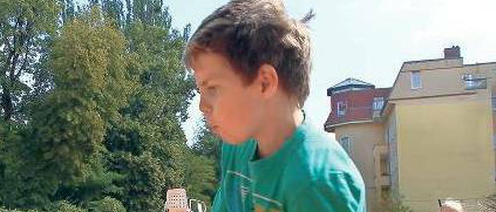 Tennisstar in Kleinformat. Der zehnjährige Peer ist noch Anfänger als Spieler.