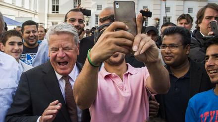 Ist das lustig hier: Joachim Gauck beim Bad in der Menge.