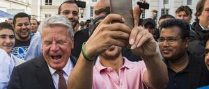 Ist das lustig hier: Joachim Gauck beim Bad in der Menge.