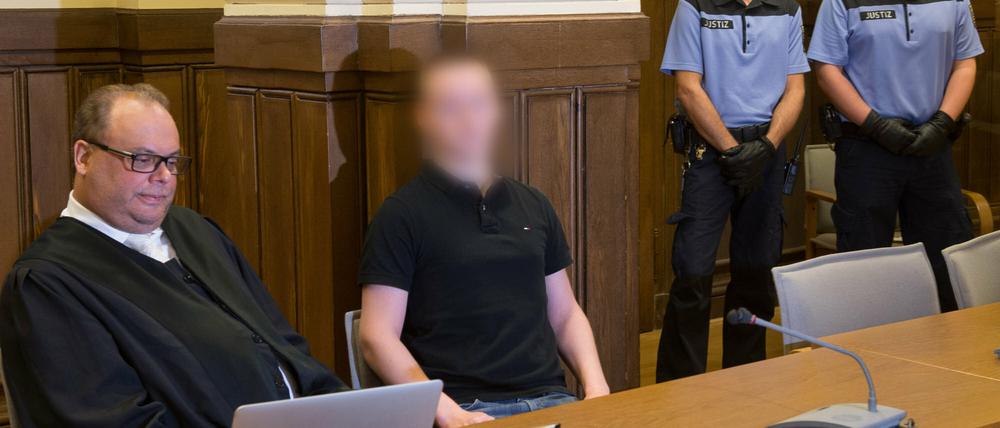 Der Angeklagte Maximilian S. (M.) sitzt neben seinem Anwalt Stefan Costabel am Dienstag in Leipzig zum Prozessbeginn im Gerichtssaal des Landgerichts. Der junge Mann soll von seinem Kinderzimmer aus Drogengeschäfte in Millionenhöhe abgewickelt haben.