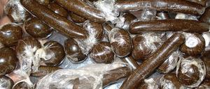 Das Bild des geänderten Eintrags zu einem Haschisch-Produkt auf der russischen Seite von Wikipedia zeigt "Charas", das aus Cannabis-Harz gefertigt wird. 