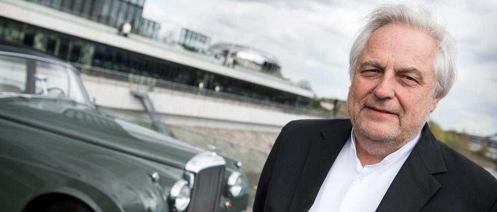 Helge Achenbach in Düsseldorf, dahinter sein Bentley S1.