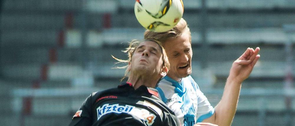 Berlins Sören Brandy (l) und Münchens Kai Bülow im Kopfballduell um den Ball.