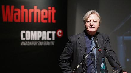 Jürgen Elsässer, Herausgeber des Magazins Compact, spricht am 23.11.13 in Schkeuditz (Sachsen) auf der Compact-Konferenz "Für die Zukunft der Familie". Gegen die Diskussionsveranstaltung der als rechtspopulistisch geltenden Zeitschrift protestierten mehrere hundert Menschen.