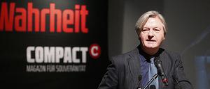 Jürgen Elsässer, Herausgeber des Magazins Compact, spricht am 23.11.13 in Schkeuditz (Sachsen) auf der Compact-Konferenz "Für die Zukunft der Familie". Gegen die Diskussionsveranstaltung der als rechtspopulistisch geltenden Zeitschrift protestierten mehrere hundert Menschen.