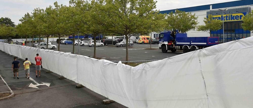 Sicherheitszone um die Flüchtlingsunterkunft im früheren Baumarkt in Heidenau.