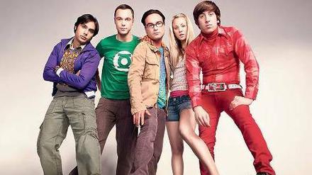 Fünferbande. Rajesh (Kunal Nayyar, v.l.n.r.), Sheldon (Jim Parsons), Penny (Kaley Cuoco), Leonard (Johnny Galecki) und Howard (Simon Helberg ) sind die Kerntruppe der „Big Bang Theory“. Die Stars der Serie haben übrigens dieses Jahr mit ihren Gagen Stipendien für 20 Studenten der University of California spendiert.
