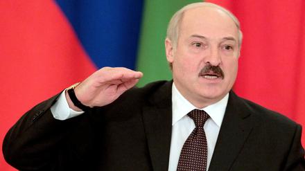 Der weißrussische Machthaber Alexander Lukaschenko: Brot und Peitsche für das Volk, Euros und Rubel aus West und Ost.