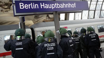 Zugriff am Zug. Im Fanzug wurde randaliert, die Polizei rückt an.