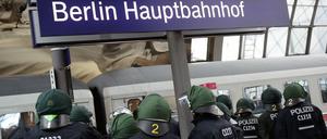 Zugriff am Zug. Im Fanzug wurde randaliert, die Polizei rückt an.