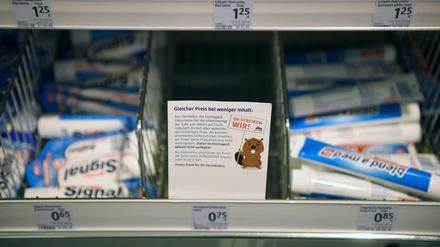 Leeres Fach. Kunden von dm müssen bis auf weiteres auf "Dentagard"-Zahnpasta verzichten.