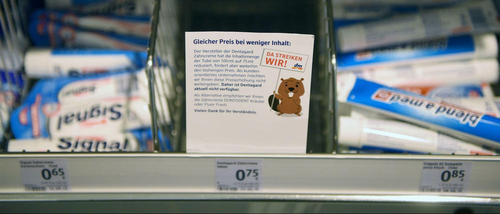 Leeres Fach. Kunden von dm müssen bis auf weiteres auf "Dentagard"-Zahnpasta verzichten.