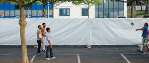 Flüchtlinge vor dem ehemaligen Praktiker-Baumarkt in Heidenau