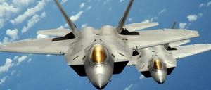 Die F-22-Jets sind hochmoderne Kampfflieger zur Bekämpfung feindlicher Ziele in der Luft und am Boden. 