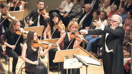 Tambourmajor. Dirigent Enoch zu Guttenberg und das Friedensorchester. 
