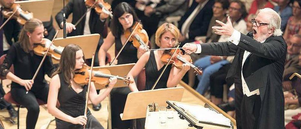 Tambourmajor. Dirigent Enoch zu Guttenberg und das Friedensorchester.