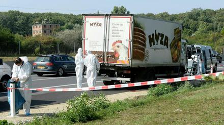 Forensiker untersuchen den Lkw. 