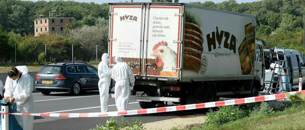 Forensiker untersuchen den Lkw.