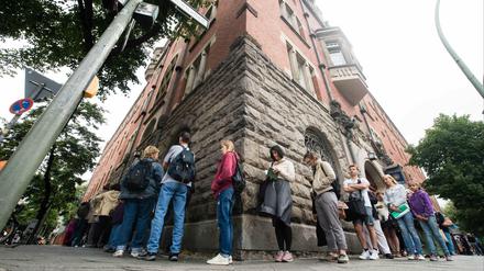 Vor dem Bürgeramt: Schlange stehen oder einen Termin in frühestens zwei Monaten buchen.