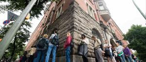 Vor dem Bürgeramt: Schlange stehen oder einen Termin in frühestens zwei Monaten buchen.