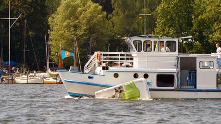 Auf dem Großen Wannsee stieß am Sonntag ein Tretboot mit einem Ausflugsdampfer zusammen. 
