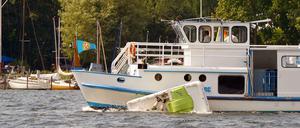 Auf dem Großen Wannsee stieß am Sonntag ein Tretboot mit einem Ausflugsdampfer zusammen. 