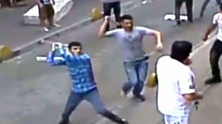 Sie versuchen es mit Stühlen und Schlagstöcken. Doch den irischen Boxer in Istanbul bekommen sie nicht klein. 