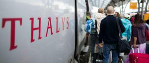 Reisende steigen in Köln in einen Thalys-Schnellzug nach Paris ein.