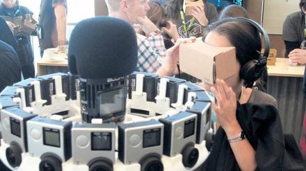 360-Grad-Bilder. Selbst preiswerte VR-Brillen aus Pappe bieten eine komplette Rundumsicht in 3-D. Voraussetzung sind spezielle Kamerasysteme.