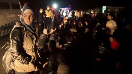 Flüchtlinge erreichen die serbisch-ungarische Grenze in der Nähe von Röszke.