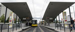 Da ist sie ja! Die neue Straßenbahn hält an der neuen Haltestelle am Hauptbahnhof Berlin.
