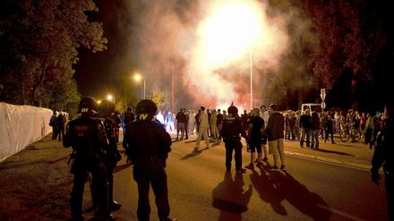 Die Polizei, dein Freund und Helfer? Nächtliche Szene aus Heidenau.