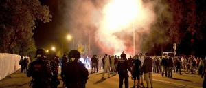 Die Polizei, dein Freund und Helfer? Nächtliche Szene aus Heidenau.