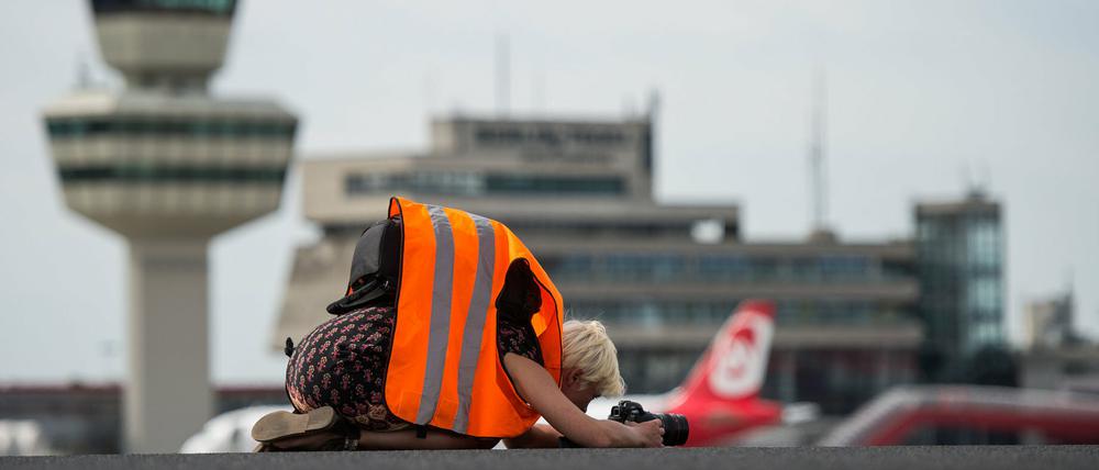 Bei einem Rundgang haben Senatsverwaltung und Flughafengesellschaft über die Instandhaltungsarbeiten am Flughafen Tegel informiert.