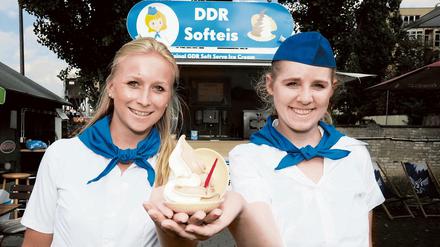Ost-, Ost-, Ostalgie. Karolina Stich (links) und Franziska Eisenmann verkaufen nun DDR-Softeis an der East Side Gallery.