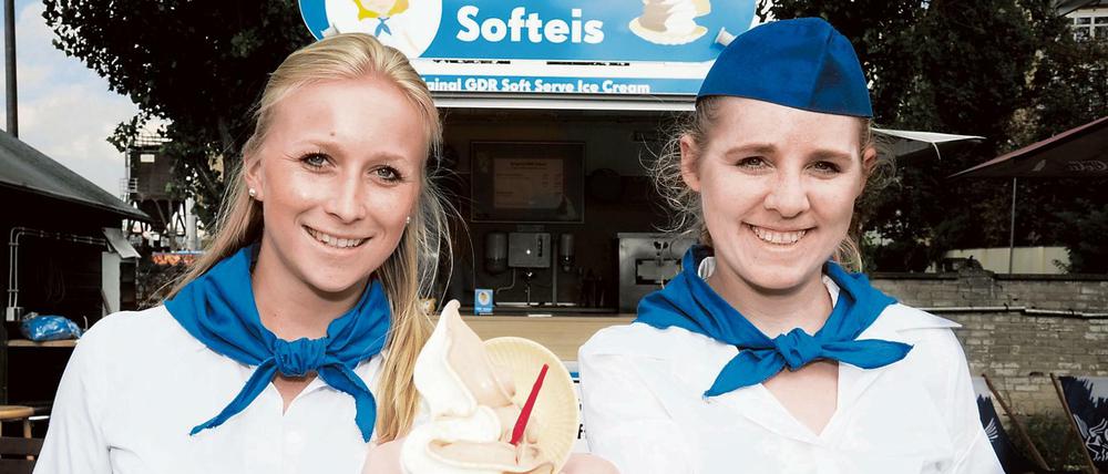 Ost-, Ost-, Ostalgie. Karolina Stich (links) und Franziska Eisenmann verkaufen nun DDR-Softeis an der East Side Gallery.