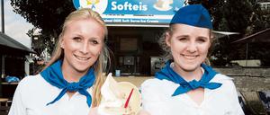 Ost-, Ost-, Ostalgie. Karolina Stich (links) und Franziska Eisenmann verkaufen nun DDR-Softeis an der East Side Gallery.