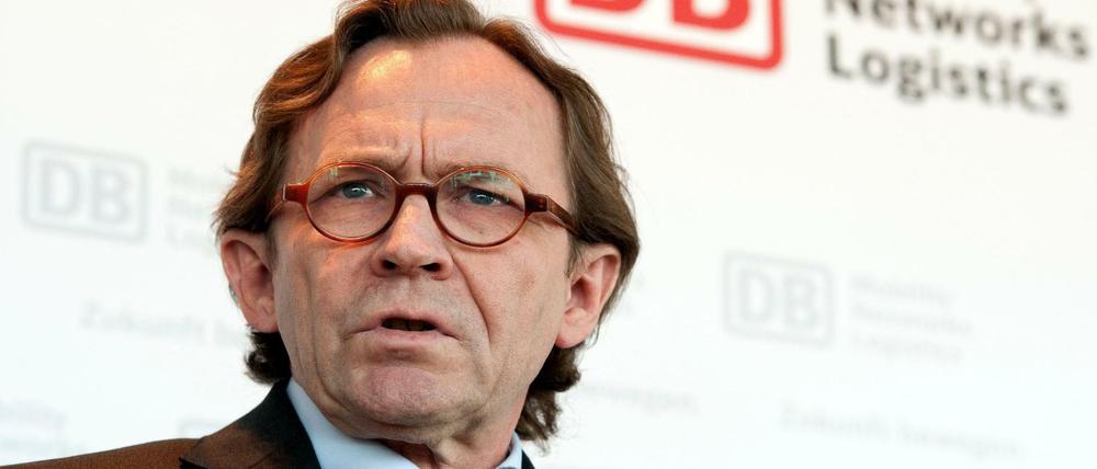 Personal-Vorstand der Deutschen Bahn Ulrich Weber spricht im Interview darüber, wie die Bahn an ihren Nachwuchs kommen will - unter anderem mit zwei Programmen für Flüchtlinge.
