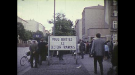Die Mauer entsteht zwischen Prenzlauer Berg und Wedding, vermutlich an der Bernauer Straße. Wedding (und Reinickendorf) gehörte zum französischen Sektor.