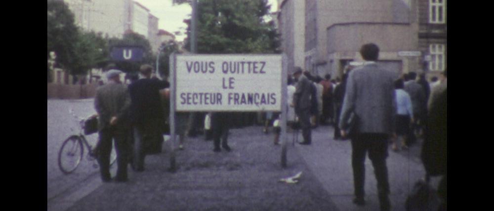 Die Mauer entsteht zwischen Prenzlauer Berg und Wedding, vermutlich an der Bernauer Straße. Wedding (und Reinickendorf) gehörte zum französischen Sektor.